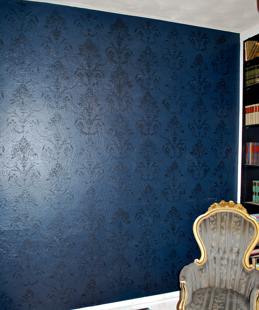 Источник вдохновения для домашнего уюта: гостевая спальня среднего размера, (комната для гостей) в классическом стиле с синими стенами