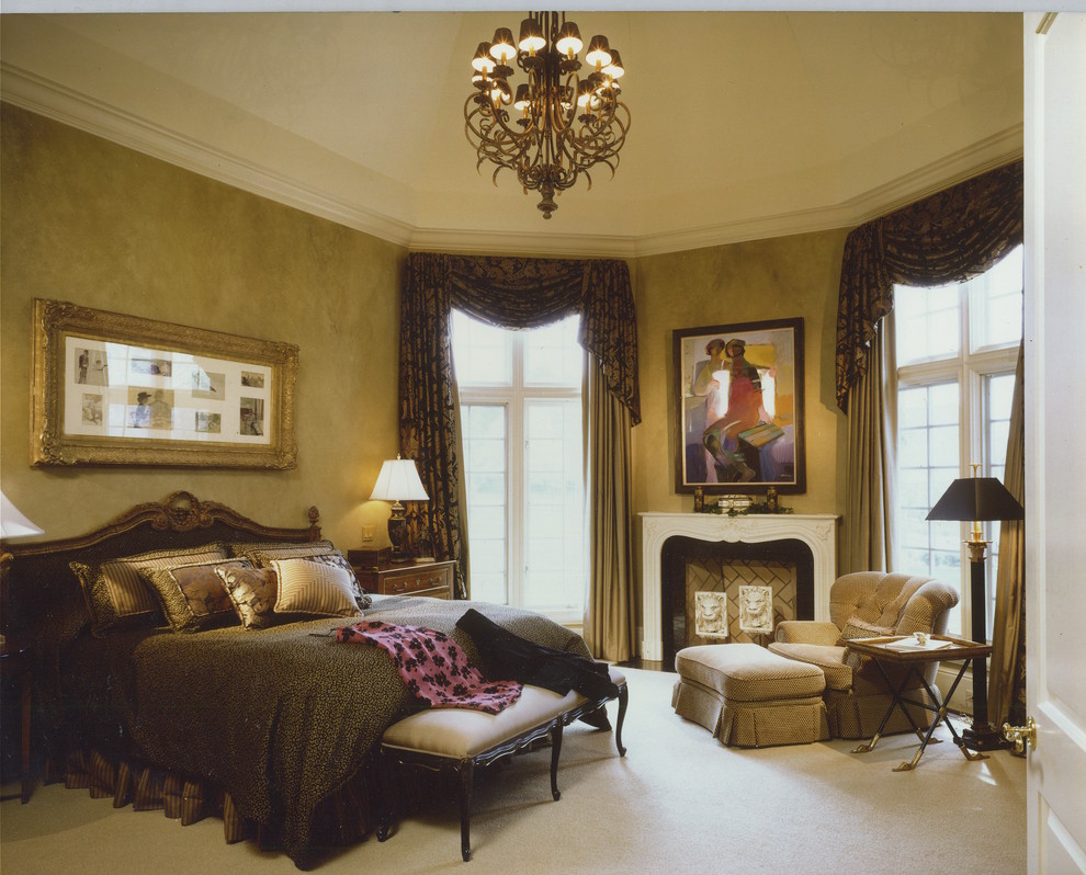 Imagen de dormitorio principal clásico con paredes multicolor, moqueta, todas las chimeneas y marco de chimenea de piedra