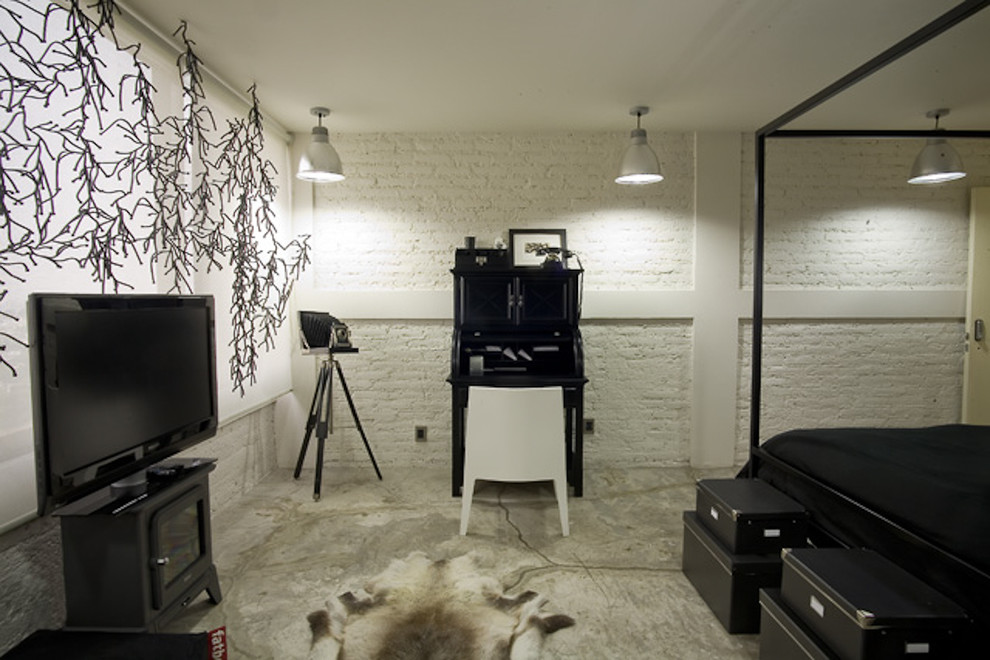 Photo of an industrial bedroom in Mexico City with concrete flooring.