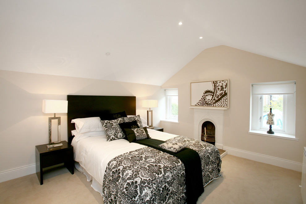Imagen de dormitorio contemporáneo con paredes blancas, moqueta y suelo beige