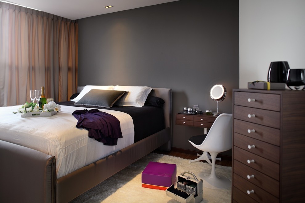 Источник вдохновения для домашнего уюта: спальня в современном стиле с черными стенами и акцентной стеной без камина