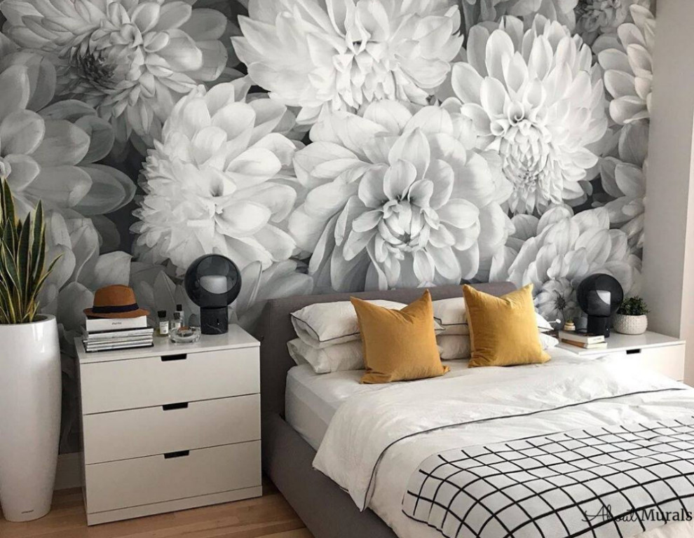 Modernes Schlafzimmer mit grauer Wandfarbe, braunem Boden und Tapetenwänden in Toronto