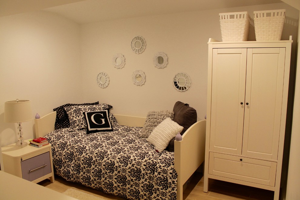 Idées déco pour une petite chambre classique avec un mur blanc et un sol en carrelage de céramique.