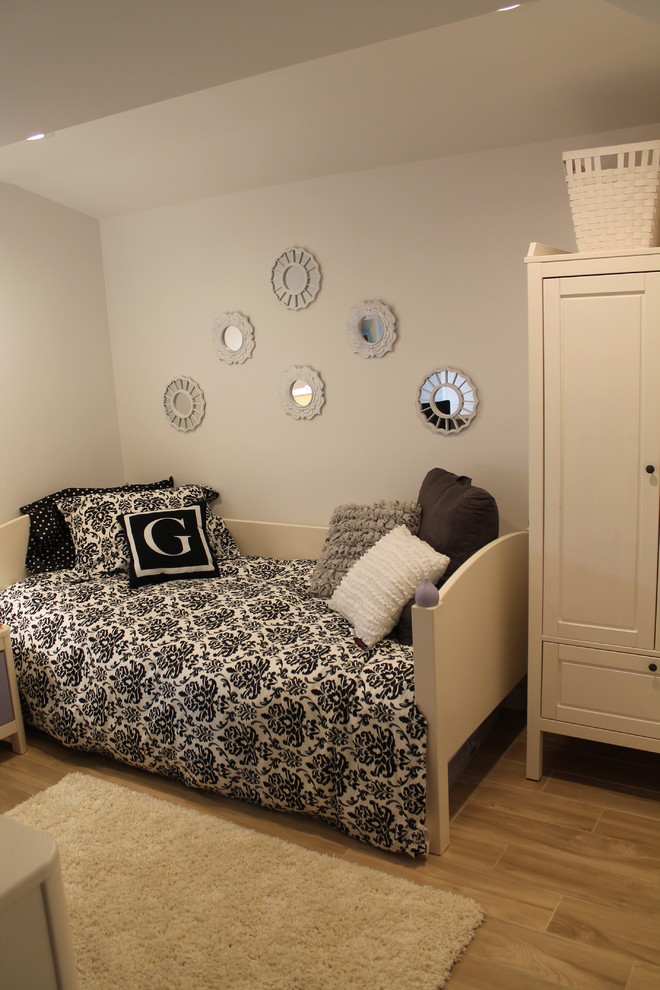 Esempio di una piccola camera da letto classica con pareti bianche e pavimento con piastrelle in ceramica