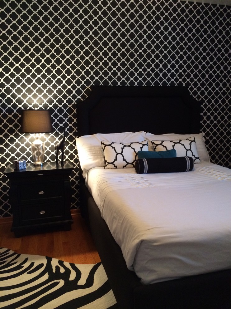 Inspiration pour une chambre d'amis minimaliste de taille moyenne avec un mur noir et un sol en bois brun.
