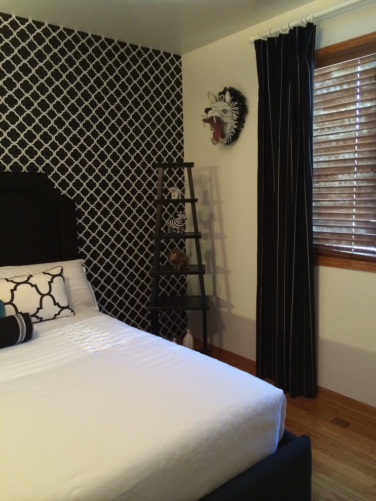 シカゴにある中くらいなモダンスタイルのおしゃれな客用寝室 (黒い壁、無垢フローリング) のレイアウト