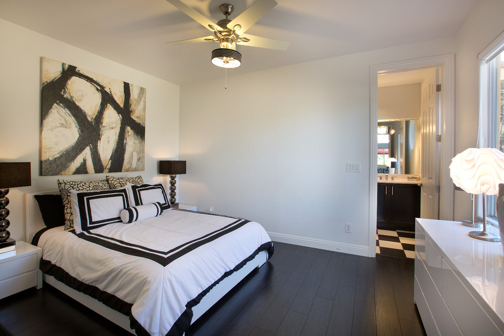 Modelo de habitación de invitados actual con paredes blancas, suelo de madera oscura y suelo negro