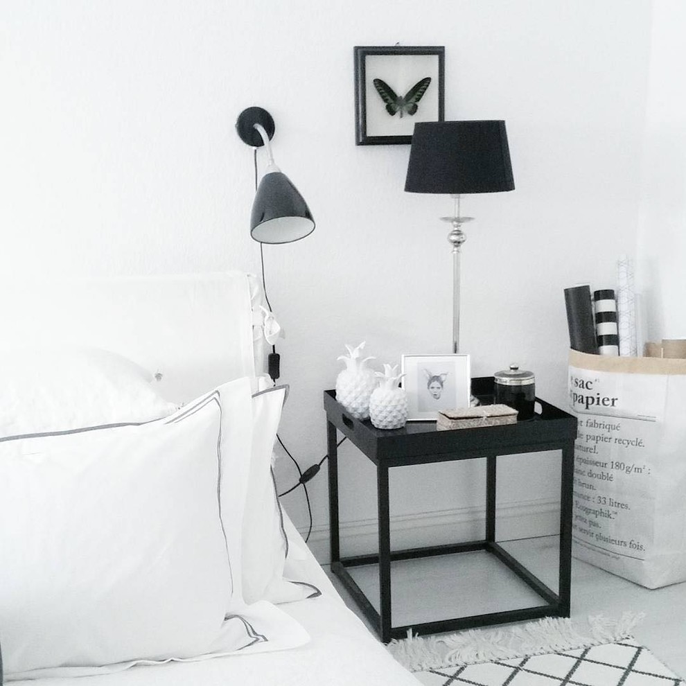 他の地域にある中くらいな北欧スタイルのおしゃれな主寝室 (白い壁、淡色無垢フローリング、照明) のレイアウト
