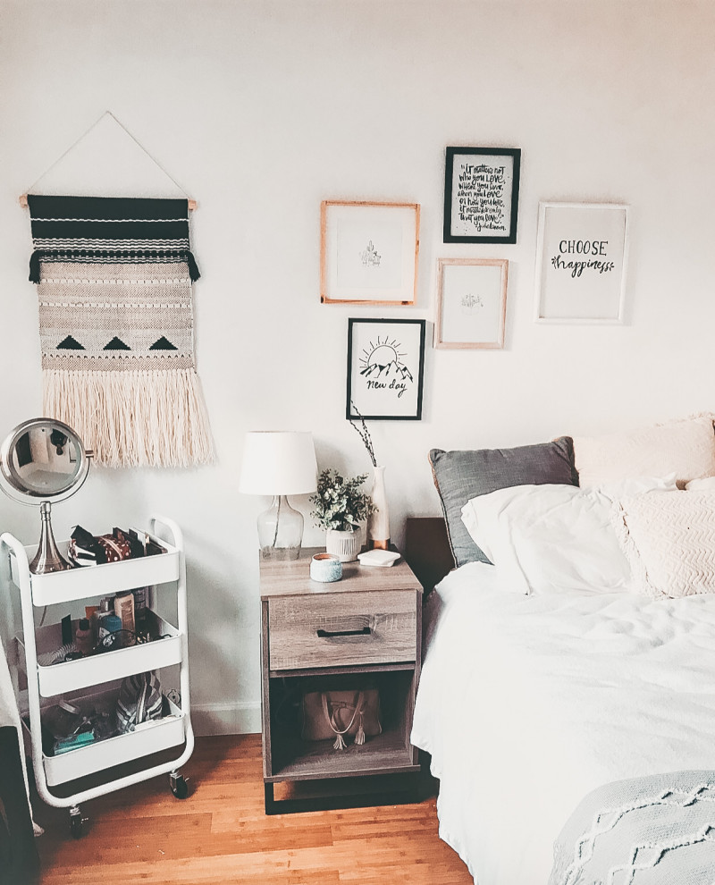 サンフランシスコにある小さなミッドセンチュリースタイルのおしゃれな客用寝室 (白い壁、竹フローリング、茶色い床) のレイアウト