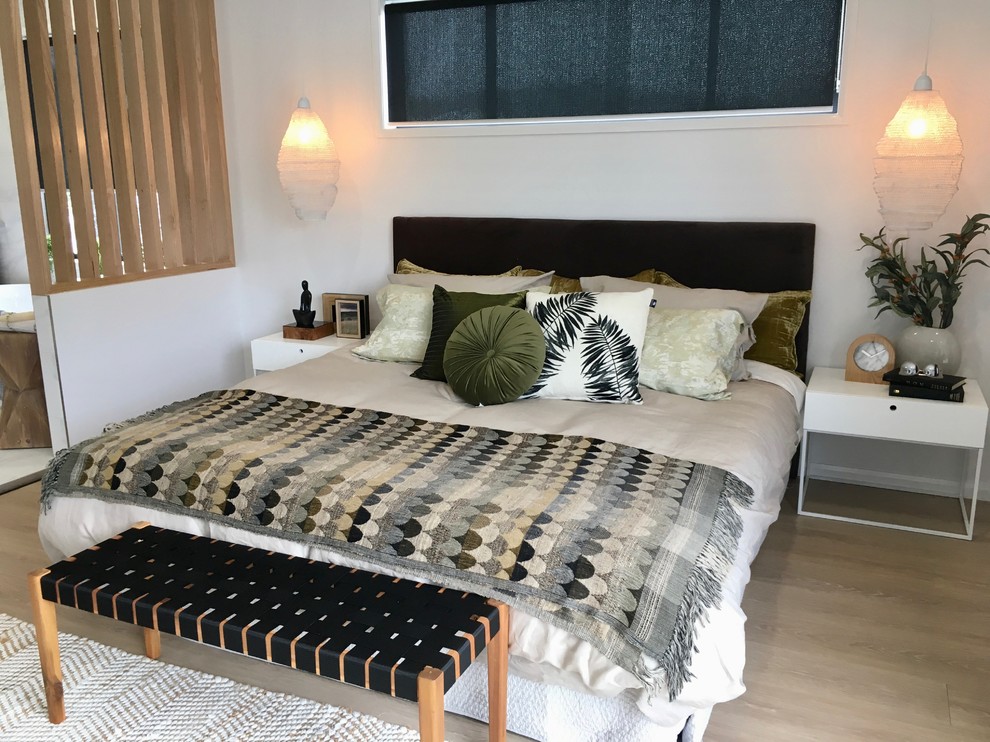 Ejemplo de dormitorio principal nórdico grande con paredes blancas y suelo de madera clara