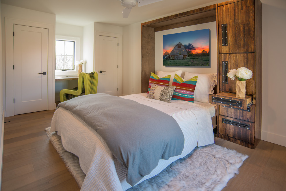 Kleines Modernes Gästezimmer mit weißer Wandfarbe und hellem Holzboden in Sonstige