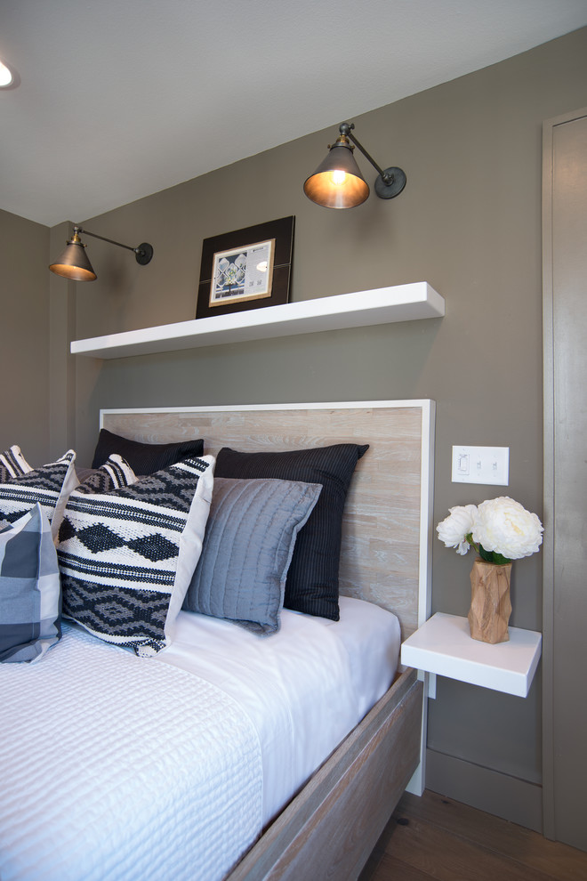 Modelo de dormitorio principal contemporáneo pequeño con paredes grises y suelo de madera clara