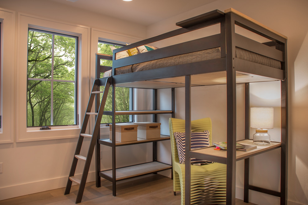 Esempio di una piccola camera da letto stile loft contemporanea con pareti grigie e parquet chiaro