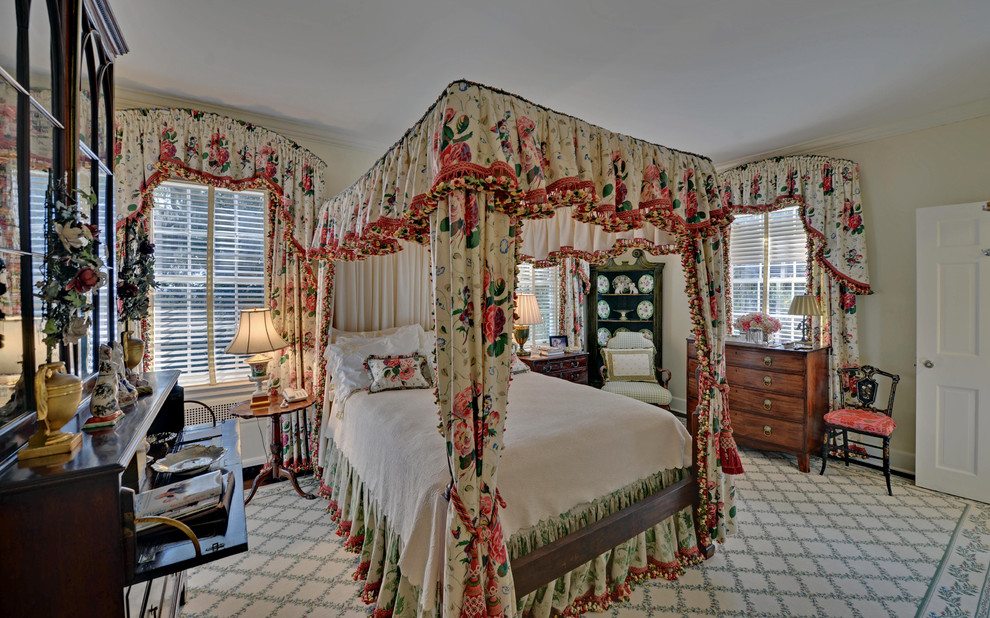 Immagine di una camera da letto vittoriana con pareti beige