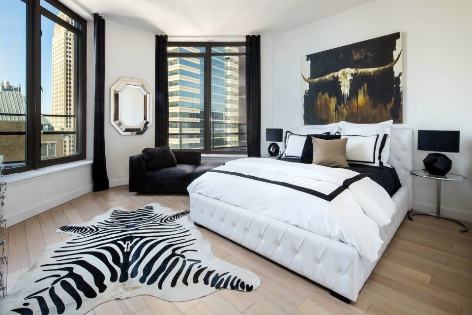 На фото: хозяйская спальня среднего размера в современном стиле с белыми стенами, светлым паркетным полом и коричневым полом без камина с
