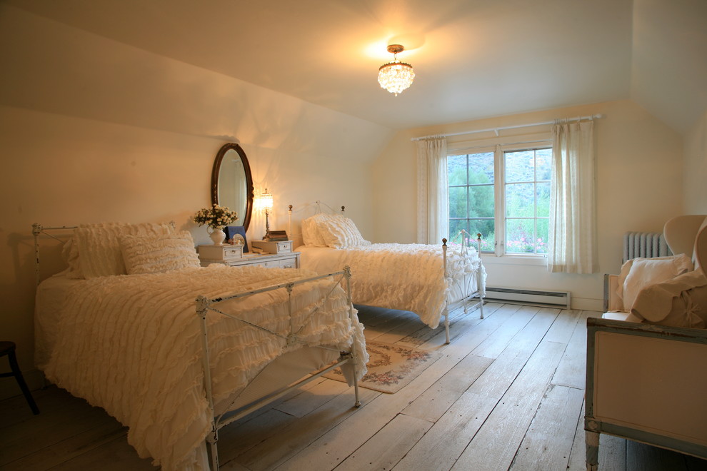 На фото: спальня в стиле шебби-шик с белыми стенами и светлым паркетным полом без камина