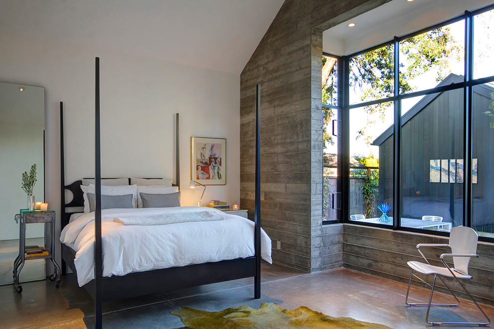 На фото: спальня в стиле кантри с белыми стенами и бетонным полом