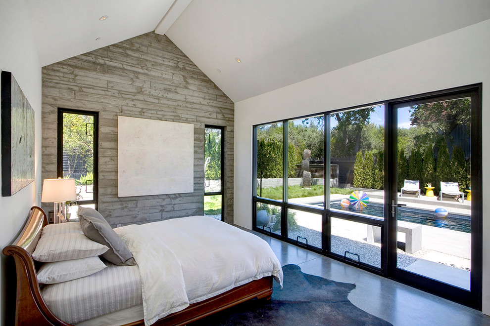 Imagen de habitación de invitados campestre de tamaño medio con paredes blancas y suelo de madera en tonos medios