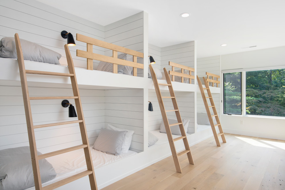 コンテンポラリースタイルのおしゃれな客用寝室 (白い壁、淡色無垢フローリング、ベージュの床) のレイアウト