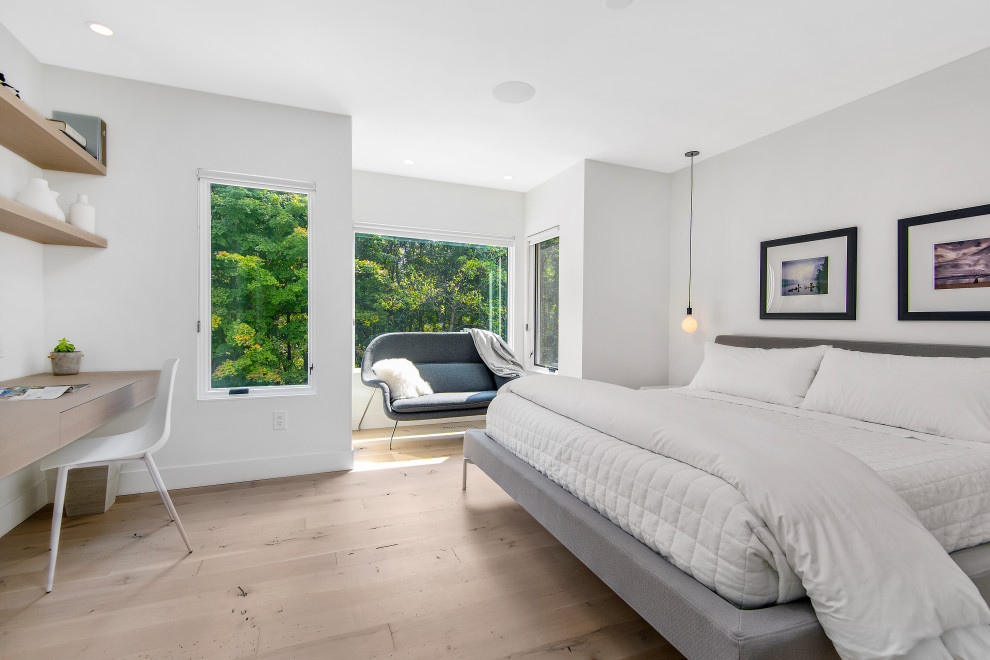 Idées déco pour une chambre parentale contemporaine avec un mur blanc, parquet clair et un sol beige.