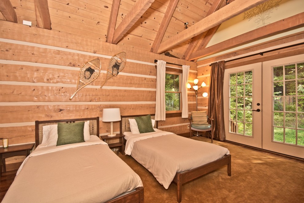 Foto de habitación de invitados rústica de tamaño medio sin chimenea con paredes beige, moqueta y suelo beige