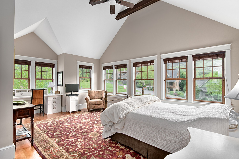 Großes Uriges Hauptschlafzimmer mit beiger Wandfarbe und hellem Holzboden in Sonstige