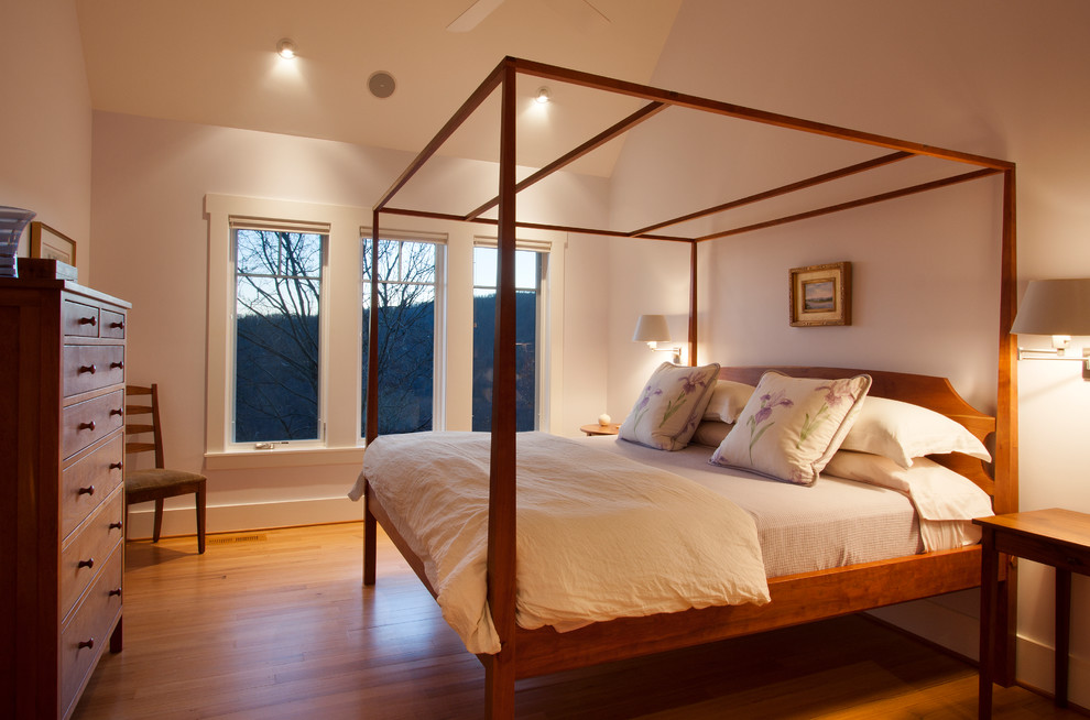 Idee per una camera matrimoniale stile americano di medie dimensioni con pareti bianche e pavimento in legno massello medio
