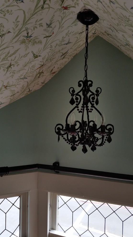 Cette image montre une petite chambre mansardée ou avec mezzanine victorienne avec un mur vert.