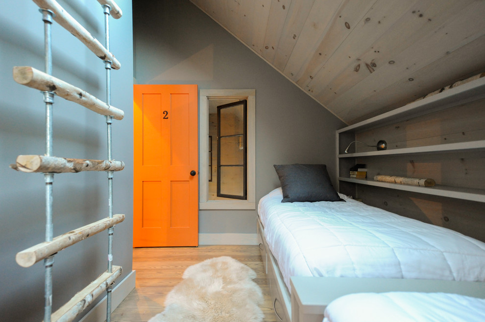 Идея дизайна: маленькая гостевая спальня (комната для гостей) в стиле модернизм с серыми стенами и паркетным полом среднего тона для на участке и в саду