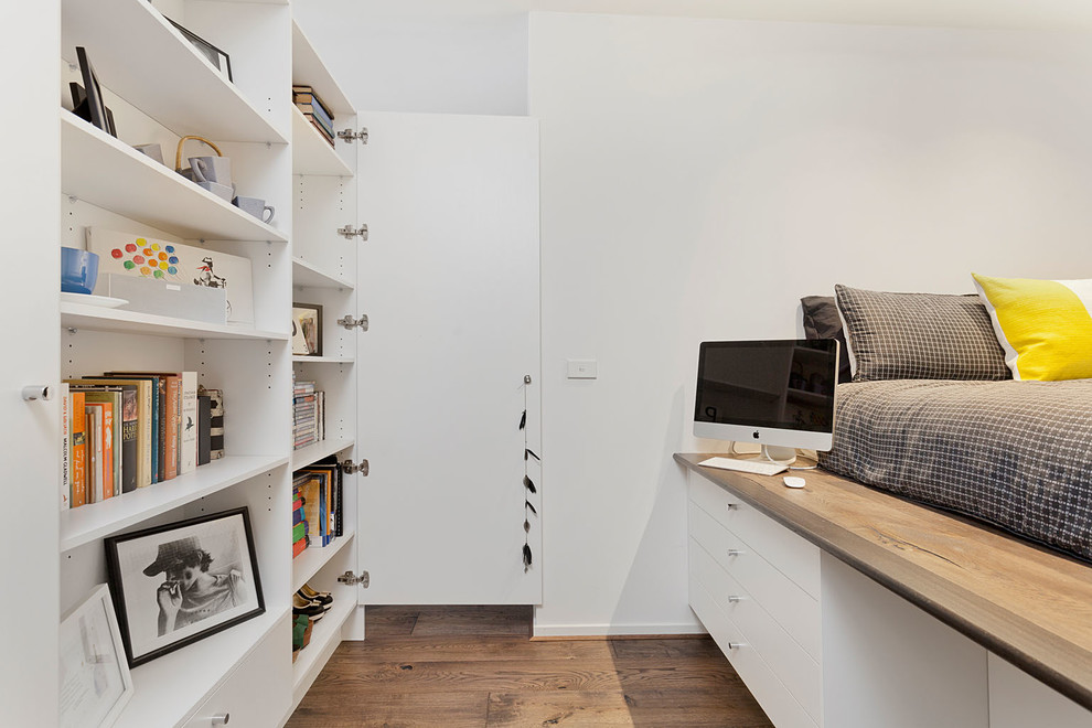 Idee per una camera degli ospiti minimal con pareti bianche