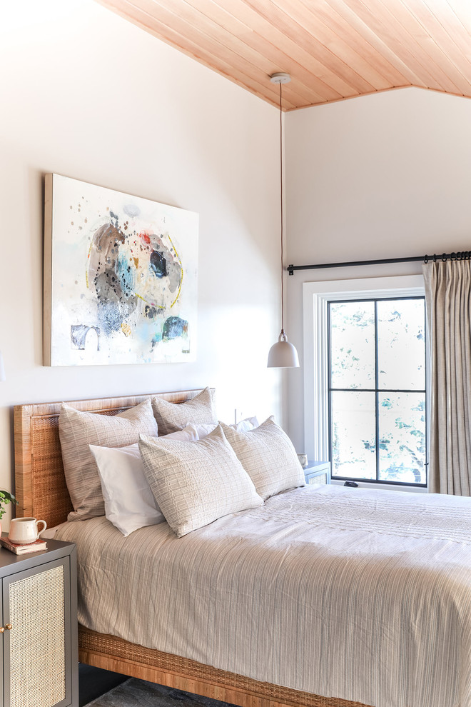 Aménagement d'une chambre parentale moderne de taille moyenne avec un mur blanc, un sol en bois brun et un sol marron.