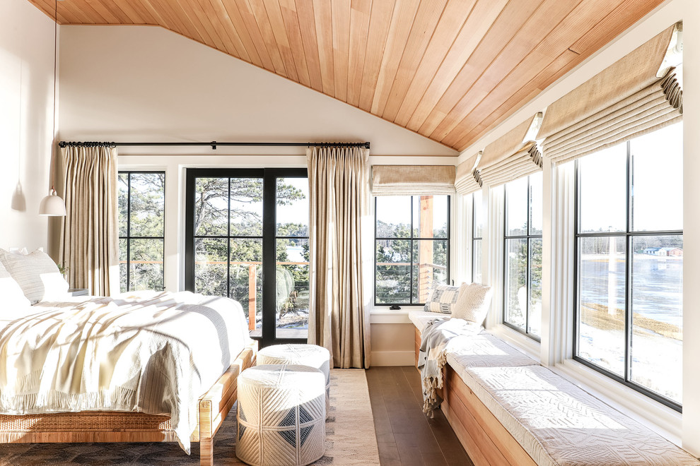 Mittelgroßes Maritimes Hauptschlafzimmer mit weißer Wandfarbe, braunem Holzboden und braunem Boden in Portland Maine