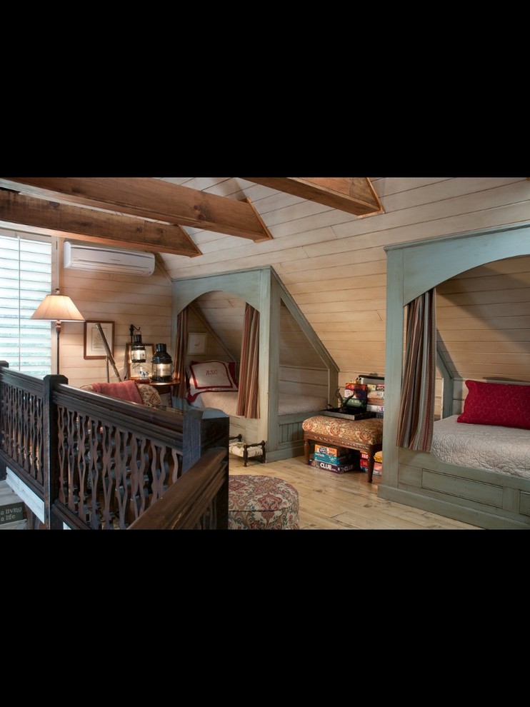 Свежая идея для дизайна: спальня в стиле рустика с кроватью в нише - отличное фото интерьера