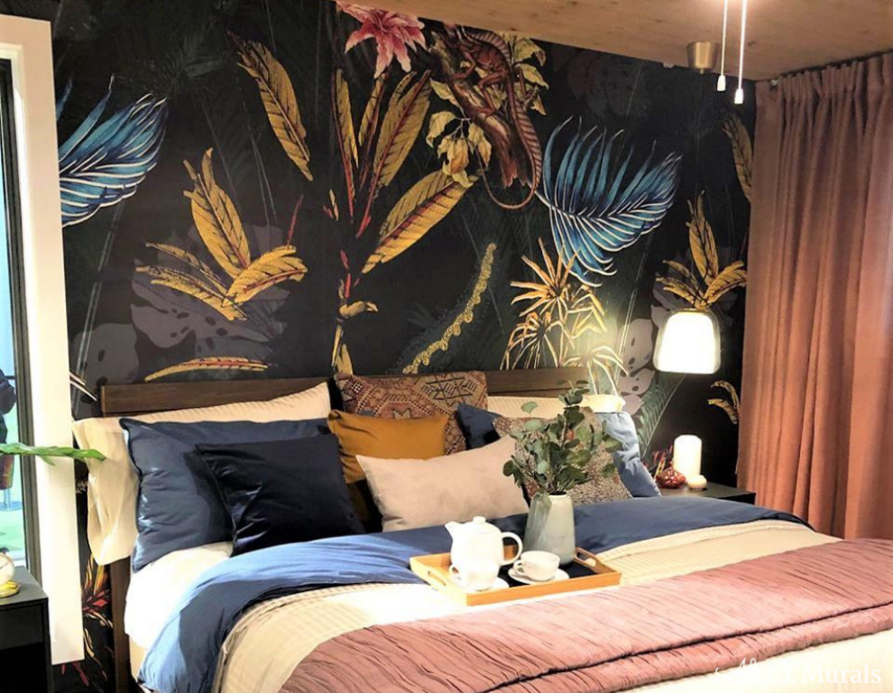 Schlafzimmer mit schwarzer Wandfarbe und Tapetenwänden in Toronto