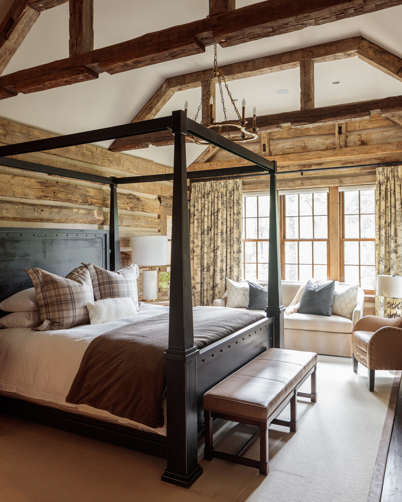 Uriges Schlafzimmer mit brauner Wandfarbe, dunklem Holzboden und braunem Boden in Sonstige