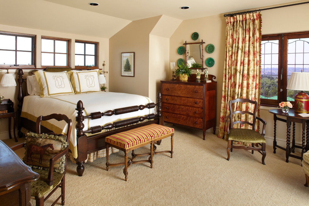 Idéer för att renovera ett vintage sovrum, med beige väggar och heltäckningsmatta