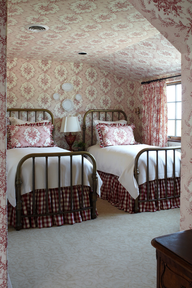 На фото: спальня в стиле кантри с разноцветными стенами и ковровым покрытием