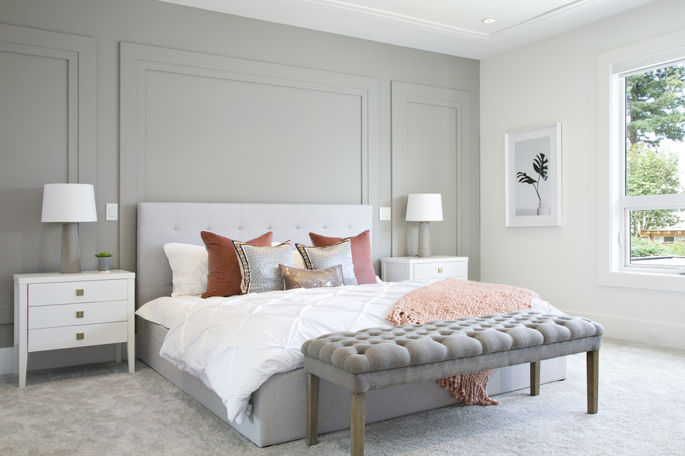 Идея дизайна: хозяйская спальня среднего размера в современном стиле с серыми стенами, ковровым покрытием, стандартным камином, фасадом камина из камня и серым полом