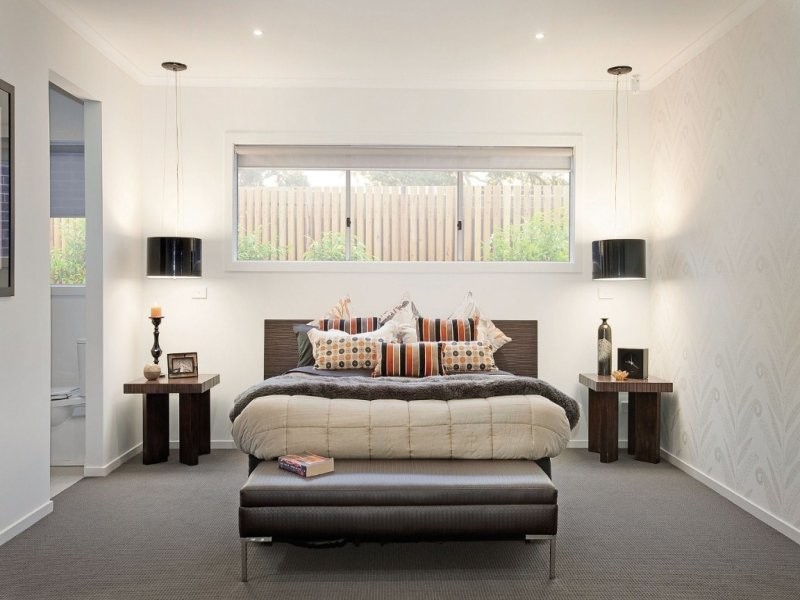 Großes Modernes Hauptschlafzimmer mit weißer Wandfarbe und Teppichboden in Melbourne