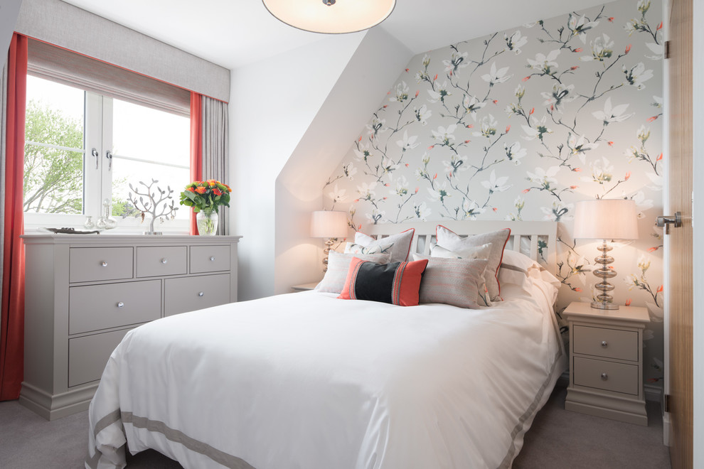 Diseño de dormitorio tradicional renovado con paredes grises y moqueta