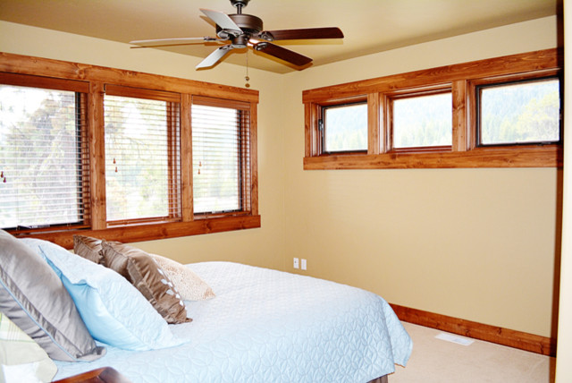 На фото: гостевая спальня среднего размера, (комната для гостей) в стиле кантри с бежевыми стенами и ковровым покрытием без камина с