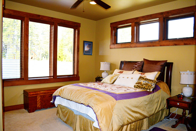 ボイシにある中くらいなトラディショナルスタイルのおしゃれな客用寝室 (黄色い壁、カーペット敷き、暖炉なし、ベージュの床) のインテリア