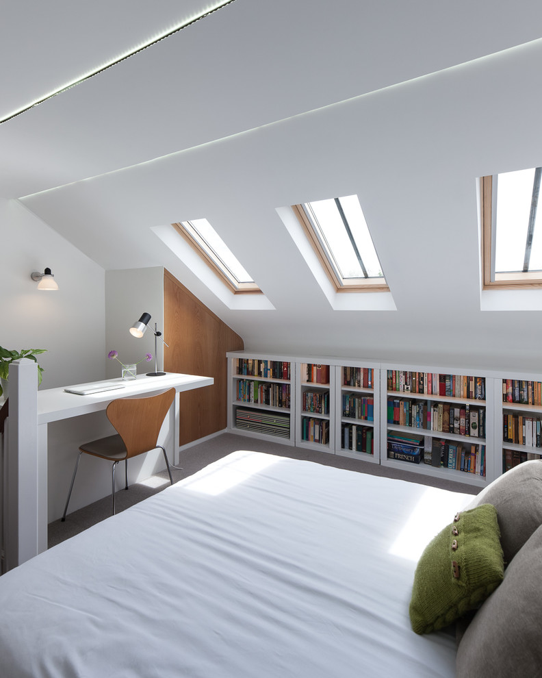 Diseño de dormitorio tipo loft actual con paredes blancas, moqueta, suelo gris y con escritorio