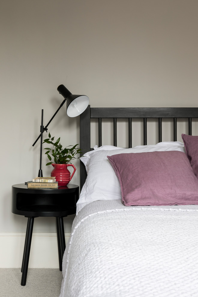 Bedroom - traditional bedroom idea in London