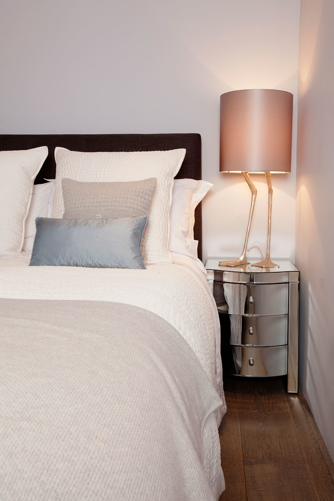 Стильный дизайн: гостевая спальня среднего размера, (комната для гостей) в стиле неоклассика (современная классика) с белыми стенами - последний тренд