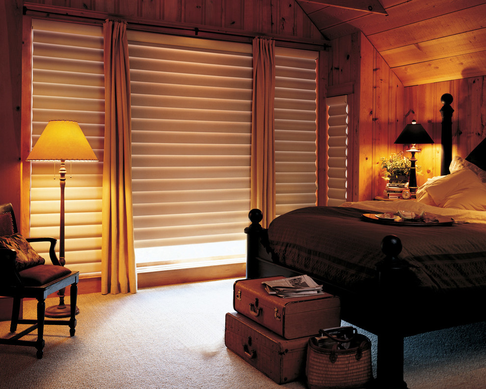 На фото: хозяйская спальня среднего размера в стиле рустика с бежевыми стенами и ковровым покрытием