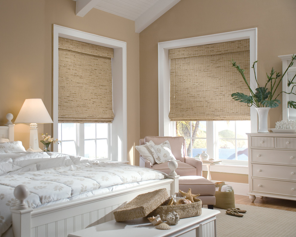 Foto di una grande camera degli ospiti stile marinaro con pareti beige e parquet chiaro
