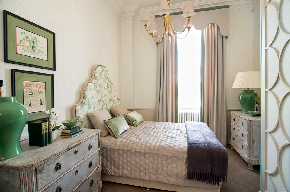 ダブリンにあるトラディショナルスタイルのおしゃれな客用寝室 (ベージュの壁、カーペット敷き、ベージュの床) のレイアウト