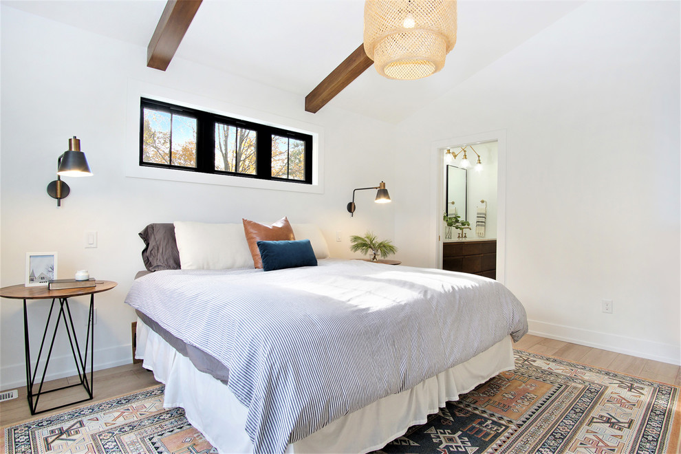 グランドラピッズにある広い北欧スタイルのおしゃれな主寝室 (白い壁、淡色無垢フローリング、ベージュの床、暖炉なし) のレイアウト