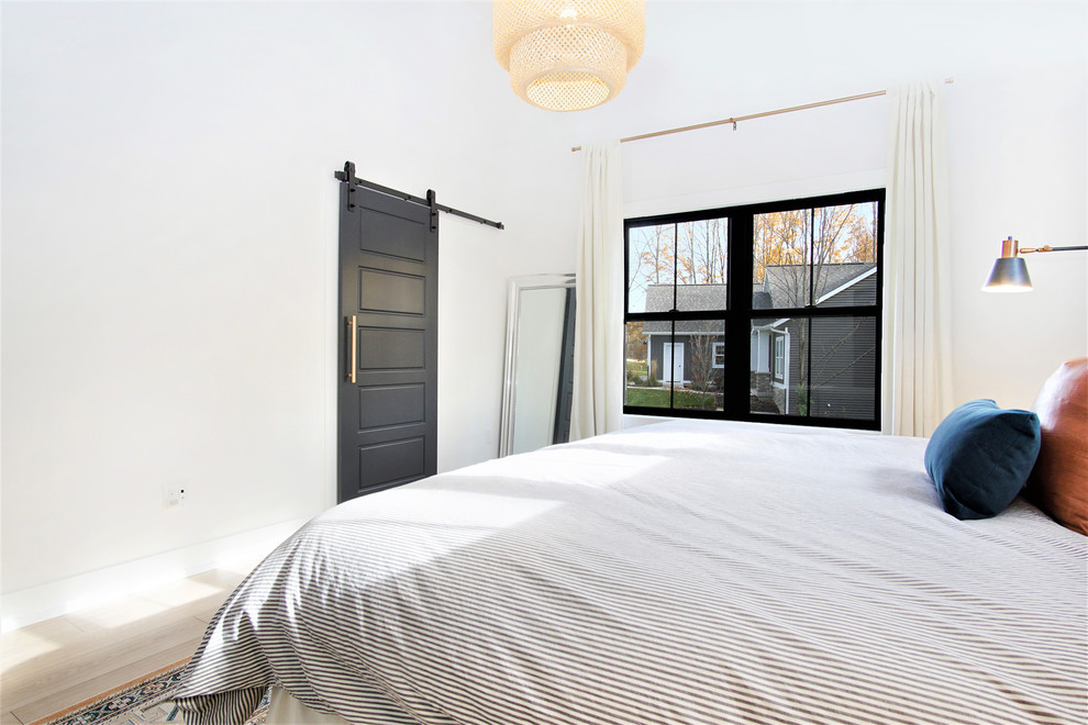 На фото: большая хозяйская спальня в скандинавском стиле с белыми стенами, светлым паркетным полом и бежевым полом без камина с